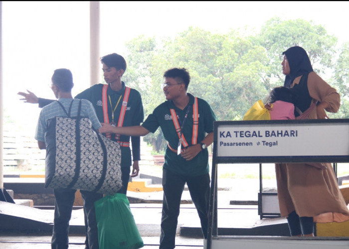Berawal dari Hobi, Railfans Dedikasikan Liburan Lebaran dengan Bantu Penumpang Kereta Api
