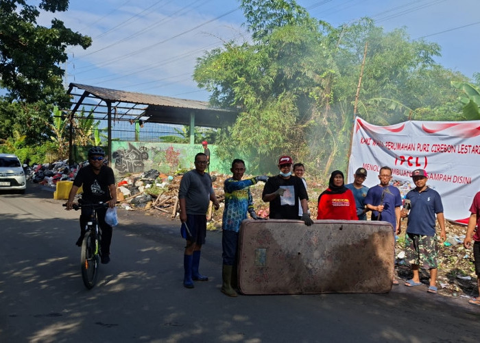Warga Tutup TPS Warung Asem, Kesal Sampah Tak Rutin Diangkut DLH Kabupaten Cirebon