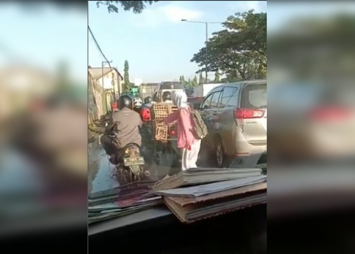 VIRAL! Ambulans Terjebak Macet di Mundu Cirebon, Teteh Perawat Langsung Turun ke Jalan