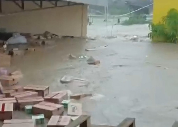 Banjir Terjang Surya Toserba Sumber, 19 Kendaraan Bermotor Hilang, Diduga Terseret Arus