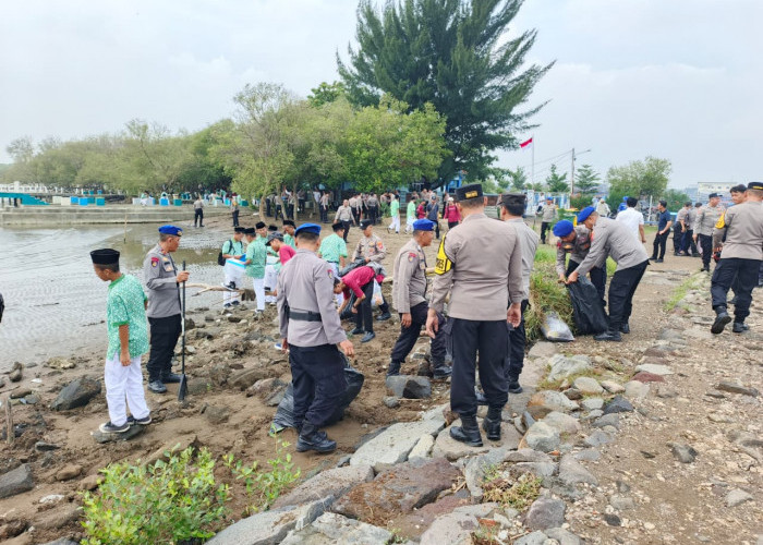 Pantai Kejawanan Dibersihkan Serentak, Polisi Ajak Masyarakat Rawat Wajah Wisata Kota