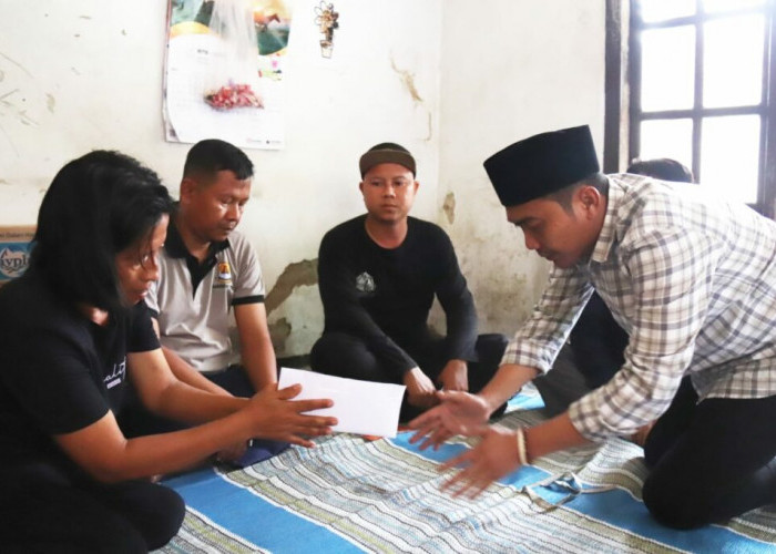 Pemkab Cirebon Gerak Cepat Tangani Longsor Gunung Kuda, Jigus Beri Santunan pada Keluarga Korban