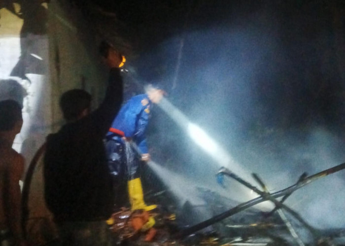 Rumah dan 8 Ekor Kambing Milik Warga Pesawahan Cirebon Ludes Terbakar, Kerugian Capai Puluhan Juta 