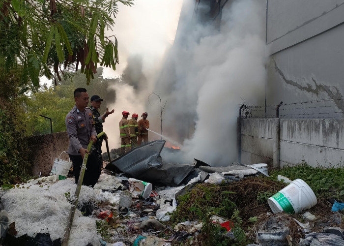 Ledakan Berulang Terdengar dari Gudang Kimia di Cirebon, 10 Mobil Damkar Dikerahkan