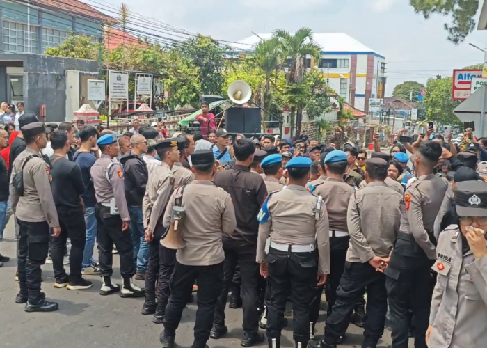 Demo di Kajari Kuningan Memanas, Massa Tuntut Kasus Kuningan Caang Dibuka Lagi