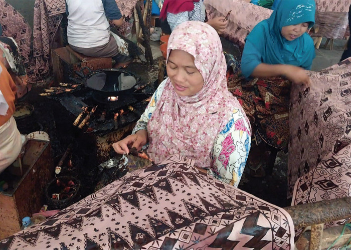 Perajin Batik Cirebon Makin Sedikit, Anak Muda Ogah Karena Upah Rendah,  Sehari di Bawah Rp100 Ribu