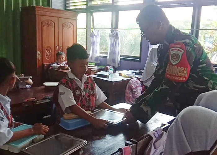 Babinsa Karyamulya Monitoring Pendistribusian Program Makan Bergizi Gratis di SDN Pelandakan 1