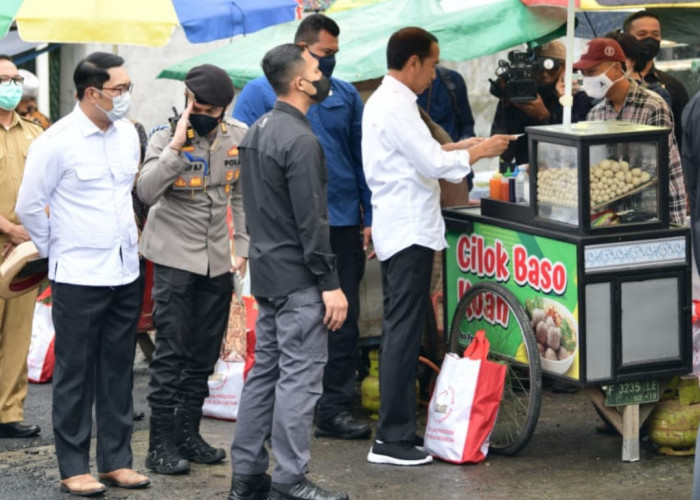 Jelang Natal dan Tahun Baru, Ridwan Kamil Dampingi Presiden Jokowi Cek Harga di Pasar Bogor