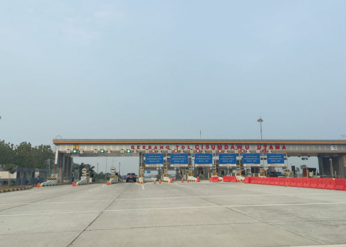 Gerbang Tol Cisumdawu Utama yang kini sudah menggunakan nama permanen, bukan lagi spanduk.