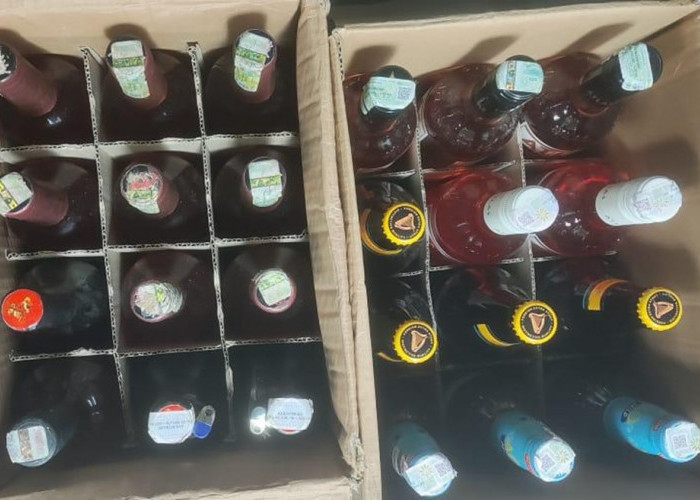 Operasi Pekat Ramadan 2026, Polres Cirebon Kota Sita Puluhan Botol Miras di Desa Kertawinangun