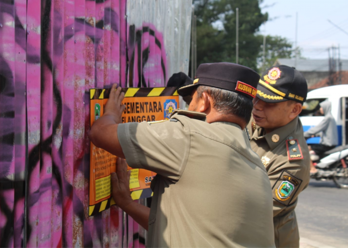 Satpol PP Segel Bangunan di Bundaran Cijoho Kuningan, Ternyata Ini Dia Penyebabnya
