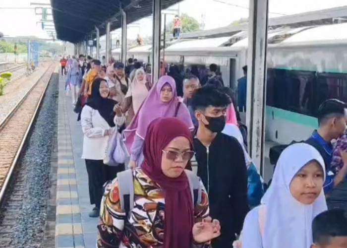 Wisata dan Mudik Jadi Satu, Stasiun Cirebon Kebanjiran Penumpang Akhir Tahun
