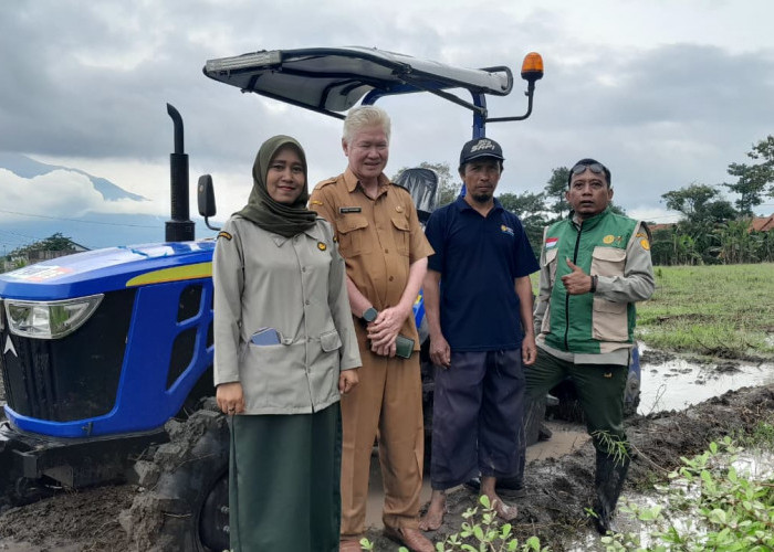 Traktor Roda Empat Dorong Mekanisasi Pertanian di Cirebon