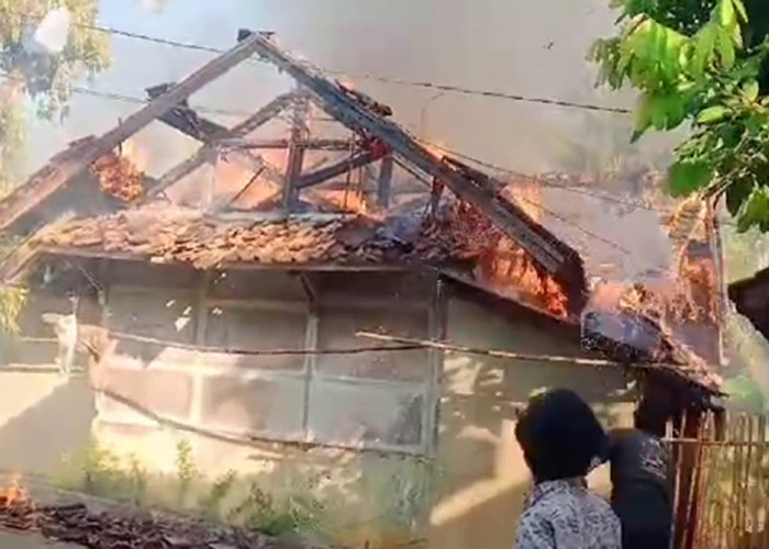 Ditinggal ke Warung, Rumah di Majalengka Ludes Terbakar