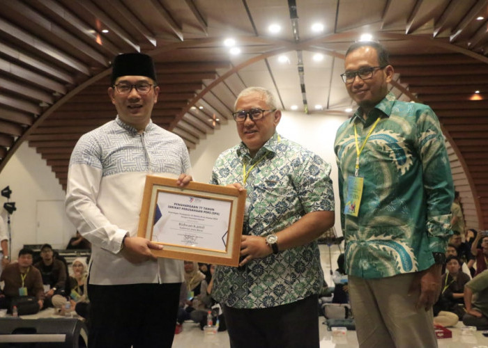 Di Masjid Al Jabbar, SPS Serahkan Penghargaan untuk Ridwan Kamil, Peduli Terhadap Perusahaan Pers saat Pandemi