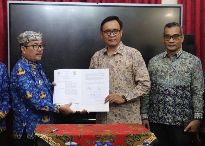 Bupati Cirebon Teken MoU, TPA Kubangdeleg Bakal Punya Fasilitas Teknologi Pemilah Sampah