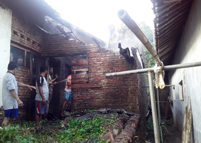 Kebakaran di Cirebon, Diduga Lupa Mematikan Kompor, Rumah di Babakan Nyaris Ludes Dilalap Api