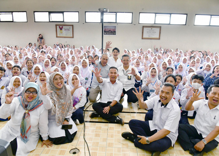 Tinjau Hari ke-3 MPLS di SMKN 1 Kota Bandung, Bey Machmudin: Pastikan Tidak Ada Perundungan 