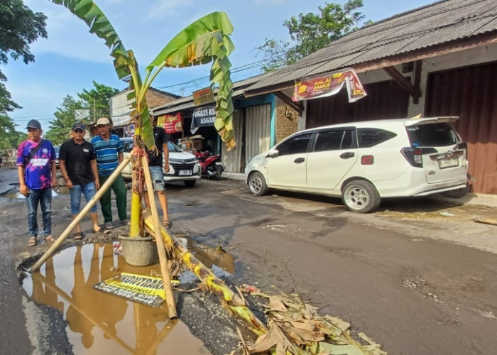 Drainase Tersumbat dan Bangunan Liar Diduga Jadi Penyebab Jalan Kanci-Sindanglaut Rusak