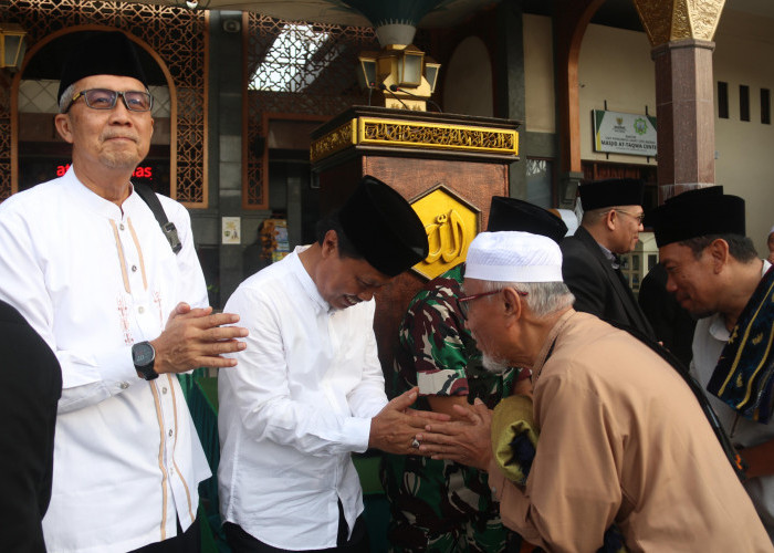 Peringati Idul Adha, Walikota Cirebon Ajak Warga Lakukan Refleksi dan Penguatan Nilai Sosial