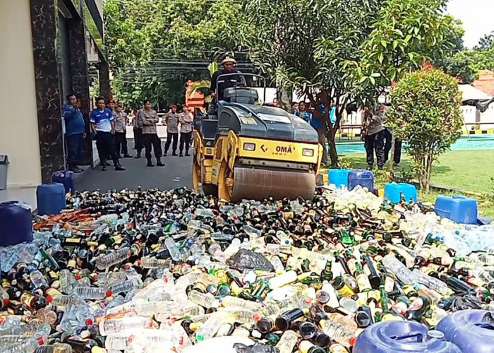 Tidak Pernah Habis, Ribuan Botol Miras Kembali Dimusnahkan