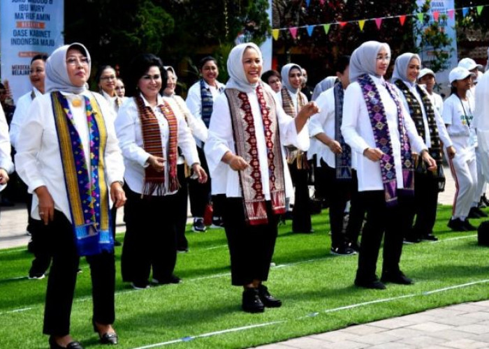 Mengenalkan Permainan Tradisional, Ibu Iriana Bermain Bersama Siswa SD