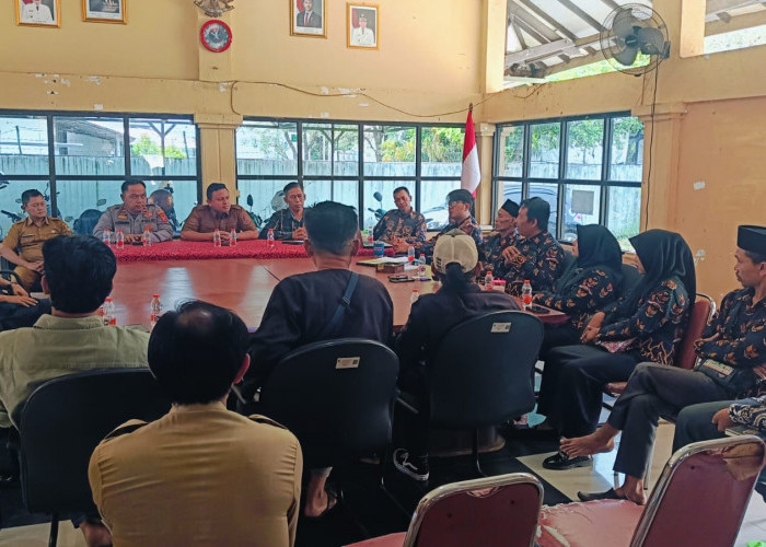 Soroti Kinerja Desa, Camat Astanajapura Memediasi FPM dan BPD Mertapadawetan