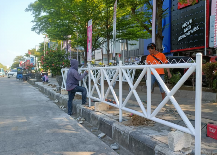 Atasi Parkir Liar dan Kemacetan, CSB Mall Cirebon Pasang Pagar di Sepanjang Trotoar