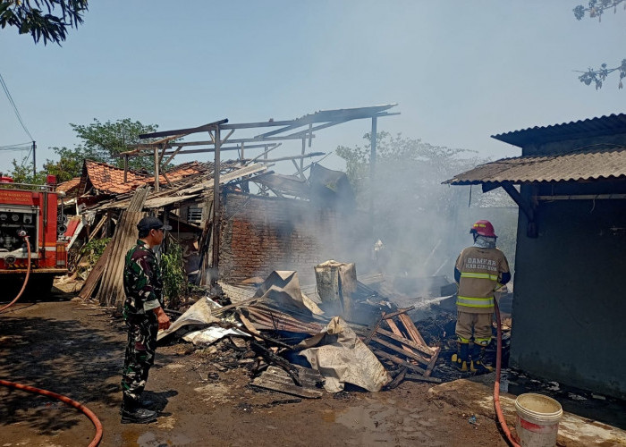 Lupa Matikan Kompor, Rumah Warga Mundu Pesisir Terbakar hingga Motor Ikut Hangus