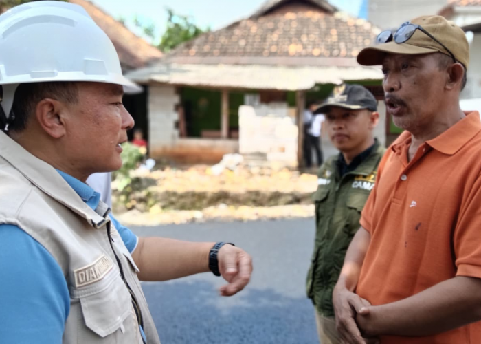 Bupati Dian Gercep Jawab Keluhan Warga: Bawa Bantuan Semen, Janji Perbaikan Jembatan
