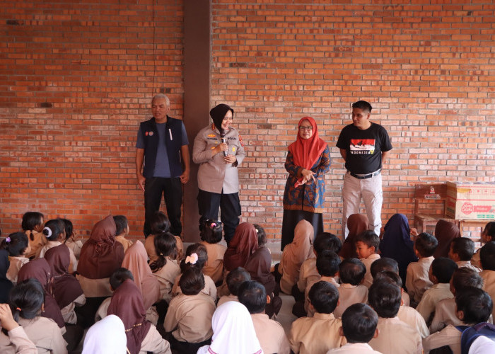 Sekolah Terdampak Banjir Rob, Kapolresta Cirebon Hibur Murid SDN 3 Ambulu