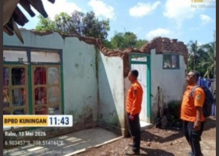 Rumah Warga Japara Ambruk Akibat Lapuk, BPBD Kuningan Salurkan Bantuan Darurat