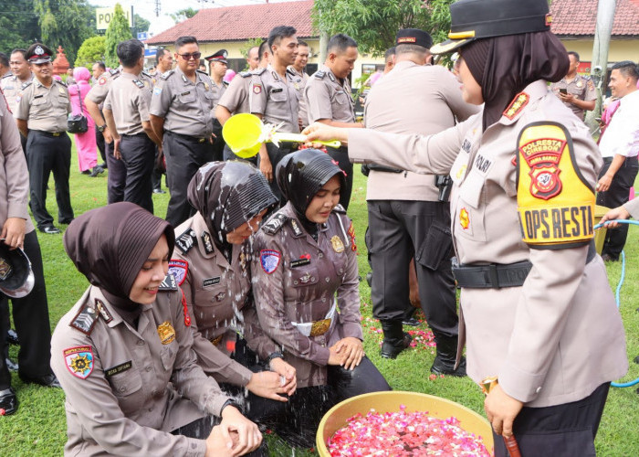 Kapolresta Cirebon Pimpin Upacara Korps Rapot Kenaikan Pangkat Periode Januari 2025