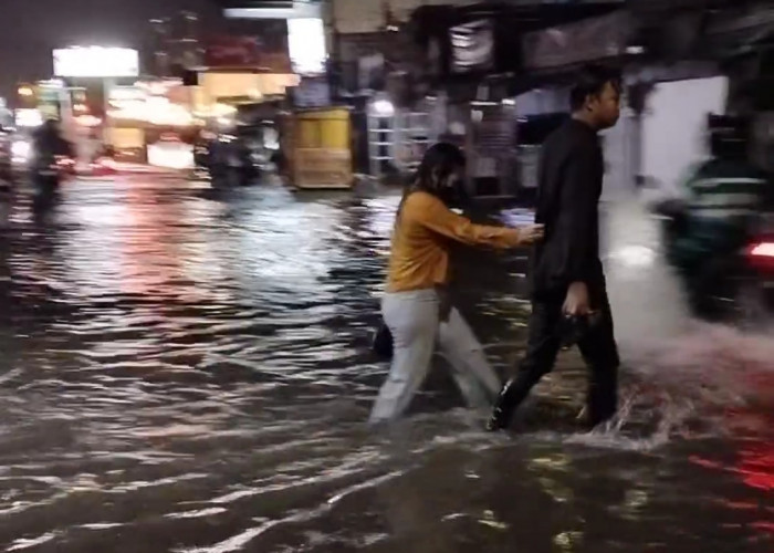 BREAKING NEWS: Banjir di Ciledug Cirebon, Ketinggian Sudah Sepaha