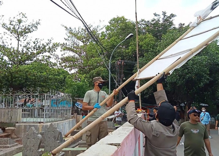 Dipasang di Kuburan, APK Terpaksa Dicopot Bawaslu Kota Cirebon 