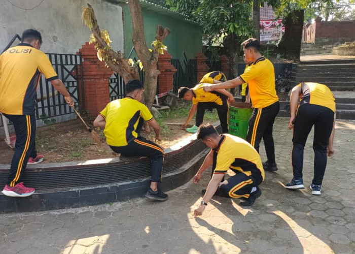 Sambut Hari Bhayangkara ke-80, Polresta Cirebon Bersihkan Makam Keramat Pangeran Cakrabuana