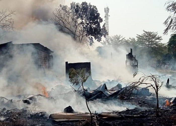 Kesaksian Warga Ungkap Sumber Api Kebakaran Gudang Rongsok di Jalan Diponegoro Cirebon, 3 Bangunan Hangus
