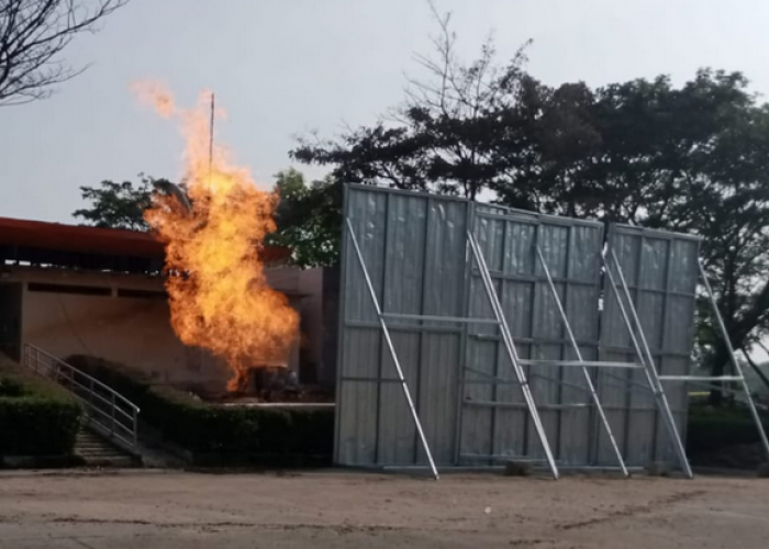144 Meter Pagar Perisai Sudah Terpasang, Begini Rencana Pemadaman Semburan Api di Rest Area Cipali 