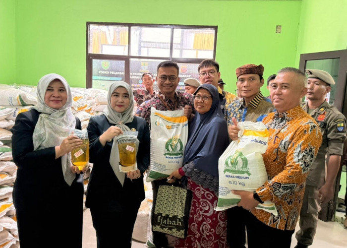 Tekan Inflasi, Pemkot Cirebon Bagikan Beras dan Minyak ke Puluhan Ribu Warga