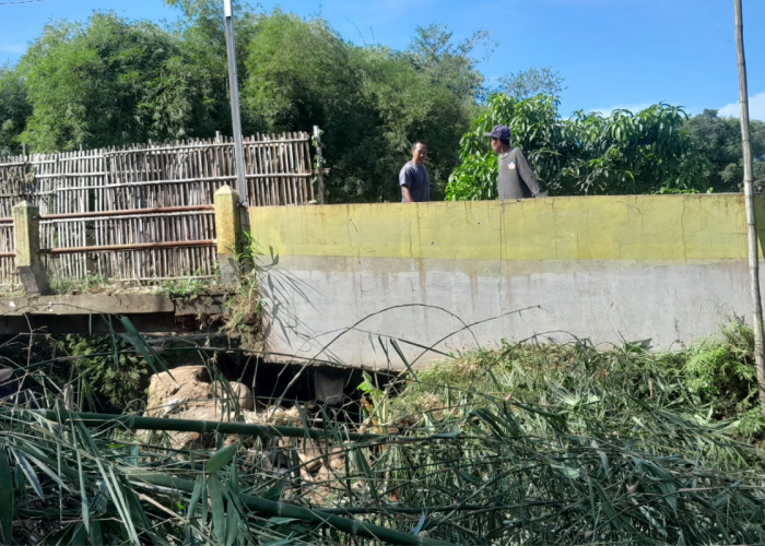 Jembatan Nyaris Ambruk di Kedawung Cirebon, Warga Khawatir Akses Utama Terputus