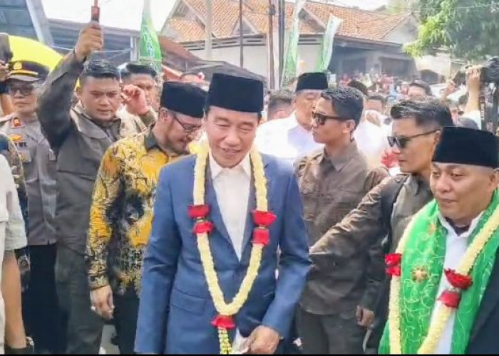 Jokowi Jalan Kaki 500 Meter di Tengah Lautan Warga, Kereta Kencana Paksi Naga Liman Justru Tak Dinaiki