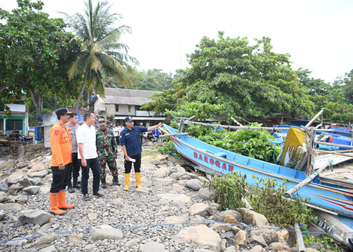 Nelayan Rancabuaya Garut Diterjang Banjir Rob, Bey Machmudin Mengimbau: Jangan Melaut Hingga 20 Maret 2024