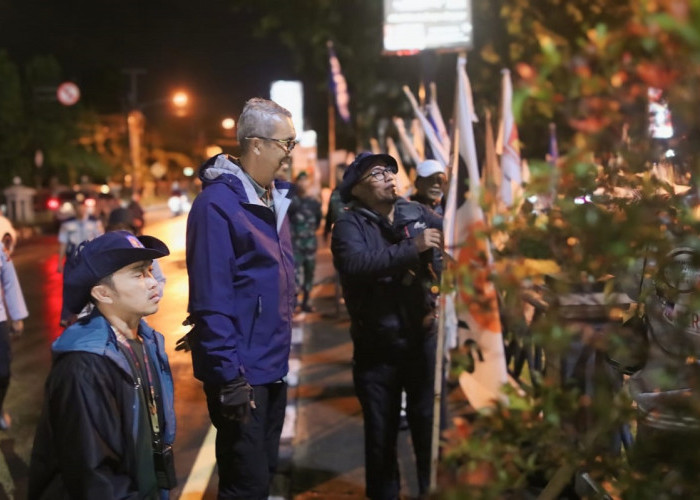 Malam-malam Pj Walikota Cirebon Turun ke Jalan, Ikut Bawaslu Tertibkan APK di Masa Tenang