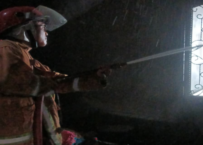 Hairdryer Ditinggal Menyala di Kasur, Rumah di Kabupaten Cirebon Nyaris Ludes Terbakar