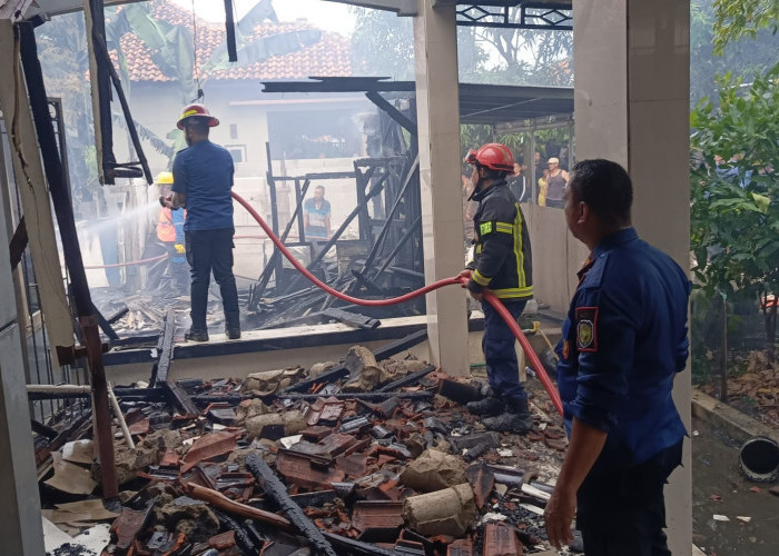 Korsleting Listrik Hanguskan Dua Rumah di Tukdana, Kerugian Ditaksir Rp 400 Juta