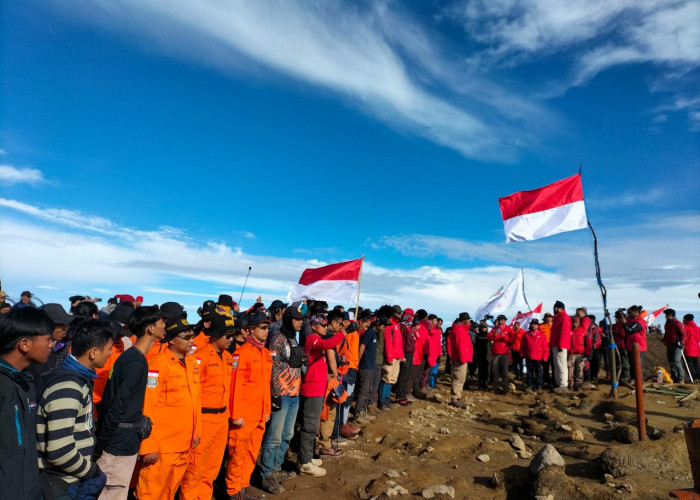 445 Pendaki Peringati HUT RI ke-77 di Puncak Gunung Ciremai 