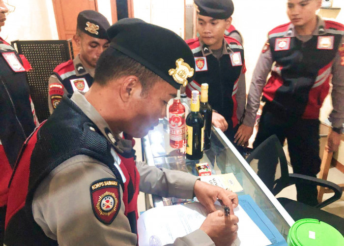 Jaga Ketertiban di Bulan Ramadan, Samapta Polres Cirebon Kota Razia Puluhan Botol Miras