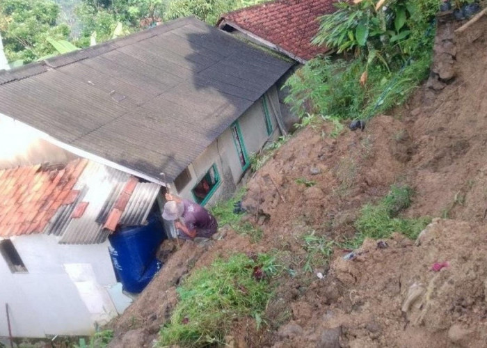 Longsor Terjadi di Kuningan Akibat Hujan Lebat, Dua Rumah Rusak: Warga Siaga Ancaman Longsor Susulan
