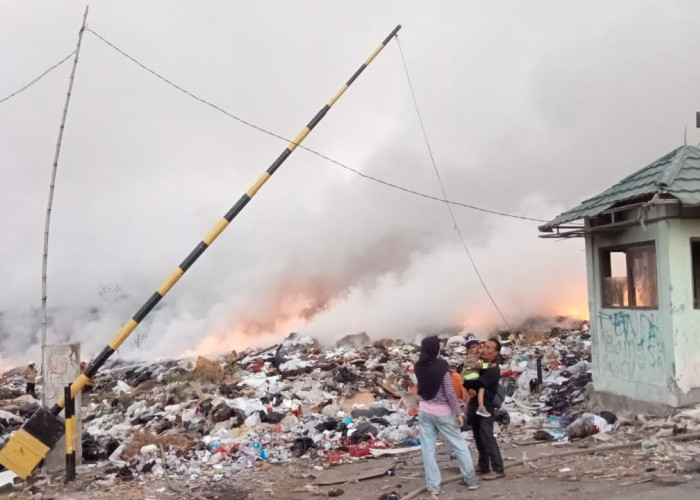 TPA Kopi Luhur Cirebon Terbakar, Kepulan Asap Membumbung Tinggi