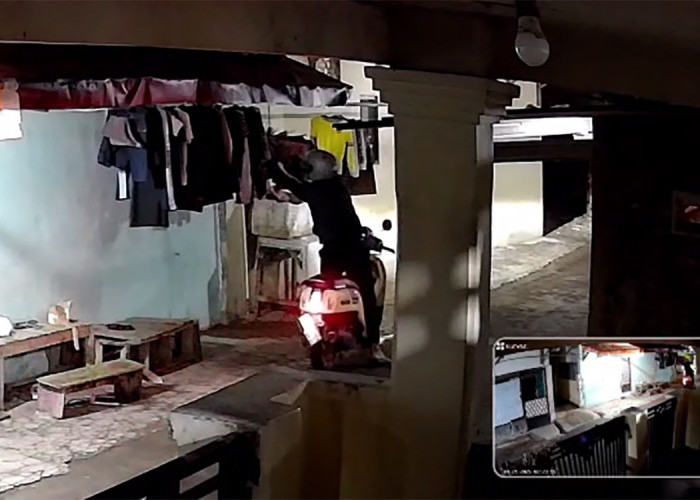 Pencuri Pakaian Dalam Wanita Terekam CCTV saat Beraksi di Cirebon